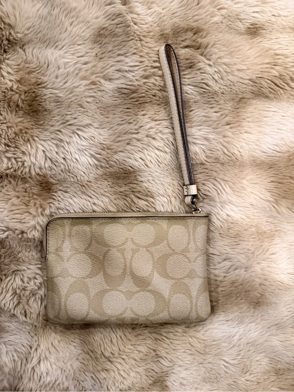 COACH Signature Canvas Wristlet – Khaki & Chalk